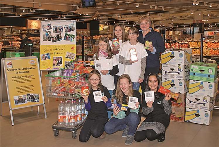 Das neue Globus-Warenhaus in Bubenheim stellte den Schülern des Bischöflichen Gymnasiums Koblenz für die Aktion den Eingangsbereich zur Verfügung. Darüber freute sich auch Ursula Rupprecht (hinten rechts), Organisatorin der Schulpartnerschaft Rumänien und Klassenlehrerin. US