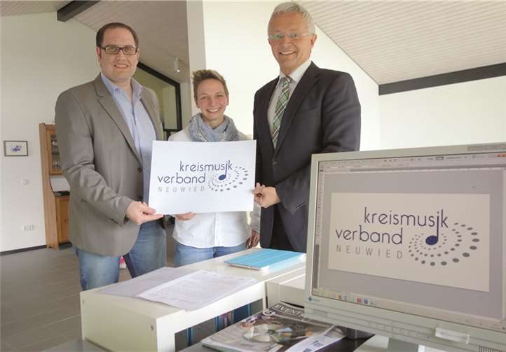 Das neue Grafik-Design des Kreismusikverbandes wurde von der Agentur „freespirit – das kreativhaus“ aus Waldbreitbach-Breitscheid erarbeitet und nunmehr vorgestellt (v.li.): stellvertretender Vorsitzender Andreas Dasbach, Agenturinhaberin Ulrike Rams und Kreisvorsitzender Achim Hallerbach. privat