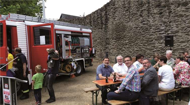 Das neue HLF10 Fahrzeug konnte direkt besichtigt werden. privat