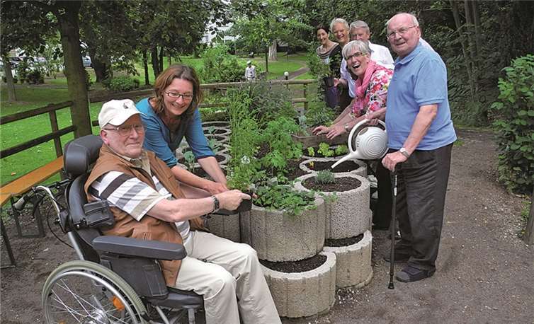 Das neue Hochbeet sorgt für Neugier und Begeisterung bei den Bewohnern.privat
