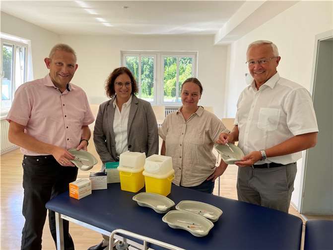 Das neue Impfzentrum in Niederbieber ist startklar. Landrat Achim Hallerbach (v.r.)dankt Gesundheitsamts-Chefin Ilonka Degenhardt, IZ-Leiterin Sabrina Kahnund ihrem Stellvertreter Marcus Broich für die bisher geleistete Arbeit beim Aufbau.