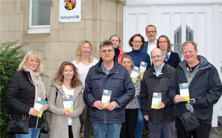 Das neue Jahresprogramm präsentieren vor dem Amtsgericht Bad Neuenahr-Ahrweiler (v.li.) Hildegard Tempel und Andrea Sebastian von der Betreuungsbehörde, Justizbeschäftigte Ursula Becker, Rechtspflegerin Simone Pötz, Ulrich Marx von der Betreuungsbehörde, Justizbeschäftige Silvana Siepelt, Rechtspflegerin Sabine Kirstein, Richter Dr. Gerald Prinz, Richterin Ira Bettina Dickmann, Uwe Moschkau vom Betreuungsverein der Evangelischen Kirchengemeinden und Ralph Seeger vom Betreuungsverein des SKFM-Ahrweiler.Foto: privat