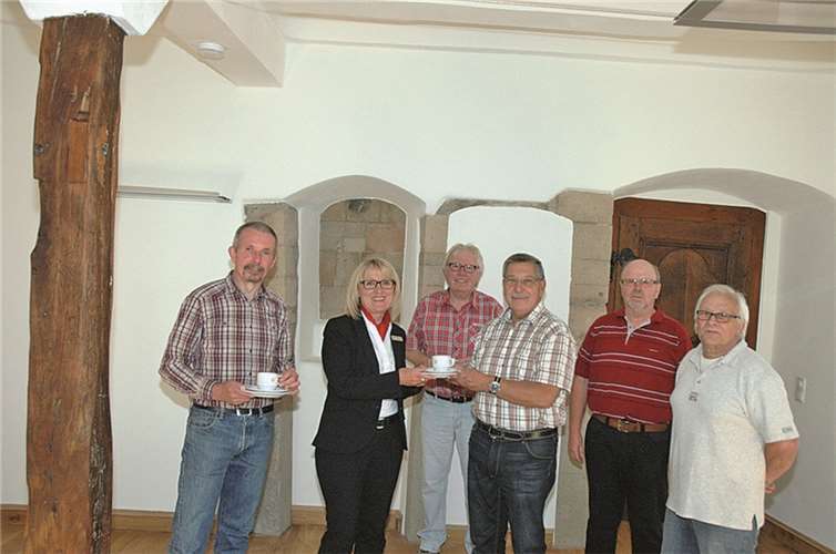 Das neue Kaffeeservice wurde übergeben (v.l.): 2. Beigeordneter Klaus Winkler, Geschäftsstellenleiterin Maria Bierfeld, Vorsitzender Förderverein Werner Knebel, 1. Beigeordneter Richard Surges, Ernst Knebel und Josef Faber.UM
