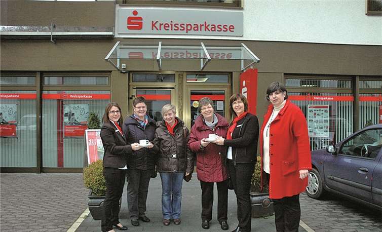 Das neue Kaffeeservice wurde übergeben (v.l.): Annika Kreuzberg (KSK), Rosi Hupperich und Rita Krebsbach (Ü60 Treff), Vorsitzende Frauengemeinschaft Hönningen-Liers Marianne Jungbluth, Marita Rader (KSK), Annelie Schmitt (Frauengemeinschaft).UM