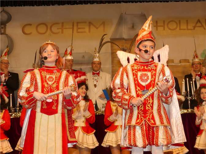 Das neue Kinderprinzenpaar des TV Cochem stellte sich in flotten Reimen vor.