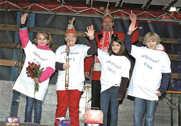 Das neue Kinderprinzenpaar mit Gefolge.