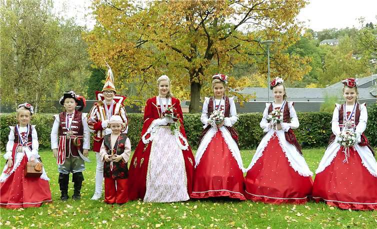 Das neue Kinderprinzenpaar mit seinem Hofstaat. Foto: Karnevalsfreunde Oberbieber