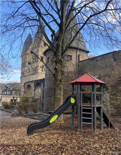 Das neue Klettergerüst direkt an der historischen Stadtmauer bildet das Highlight im Außenbereich unweit vom Mariendom. Foto: privat
