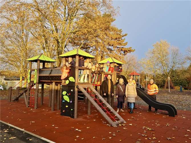 Das neue Klettergerüst wurde nun von den Bauzäunen befreit und zum Spielen in den Pausen freigegeben.  Foto:privat