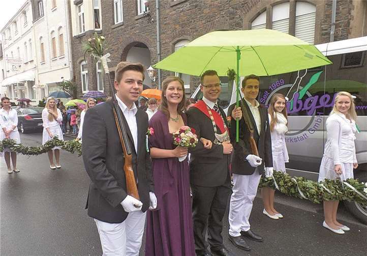 Vier Tage lang buntes Treiben am Rhein - Jung und Alt feierten kräftig mit Das neue Königspaar Tobias Hartzmann und Theresa Feltens stand im Mittelpunkt des Königszuges.
