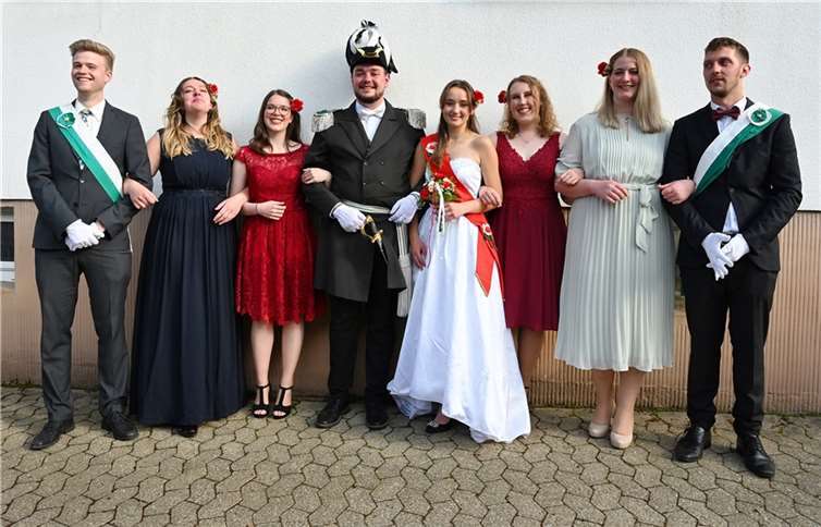 Das neue Königspaar mit ihren Ehrendamen und Königskadetten.  Fotos: RASCH