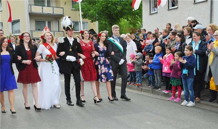 Das neue Königspaar wurde bei der Parade auf der Vehner Straße der Öffentlichkeit vorgestellt.