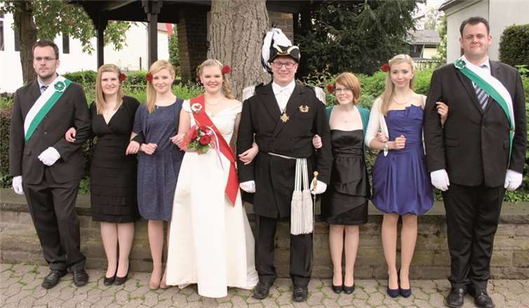 Das neue Königspaar wurde bei der Parade auf der Vehner Straße der Öffentlichkeit vorgestellt. RÜ