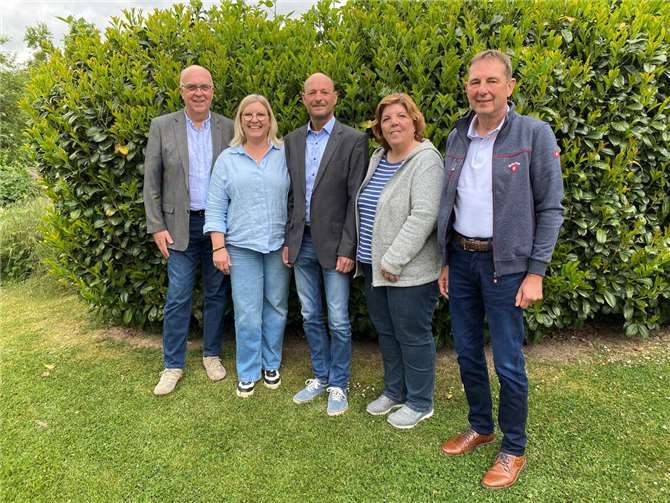 Das neue Koordinationsteam des Netzwerkes Demenz Mayen-Koblenz: (v.l.) Paul Kreutz, Ellen Schäfer, Olaf Spohr (1. Sprecher), Simone Kesseler und Wolfgang Bons (2. Sprecher). Foto: privat