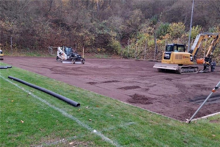 Das neue Kunstrasenfeld entsteht. Fotos: TSV Lay