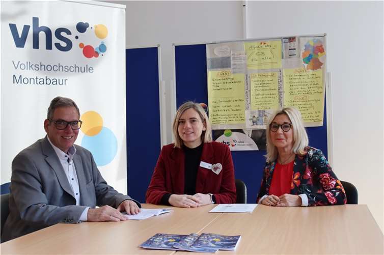 Das neue Kursprogramm der vhs Montabaur ist da. „Da ist für (fast) jeden Geschmack etwas dabei“, finden (v.l.) Andree Stein, der Erste Beigeordnete und Bildungsdezernent der Verbandsgemeinde Montabaur, vhs-Leiterin Caroline Albert-Woll und ihre Mitarbeiterin Andrea Diel-Nattermann.  Foto: VG Montabaur / Christina Weiß
