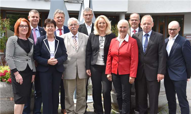 Das neue LSB-Präsidium (v.l.): Claudia Altwasser (Vizepräsidentin Gesellschaftspolitik), Helmut Graf von Moltke (Präsident Sportbund Rheinhessen), Elke Rottmüller (Präsidentin Sportbund Pfalz), Dr. Ulrich Becker (Vizepräsident Bildung), Walter Desch (Vizepräsident Kommunikation), Prof. Dr. Lutz Thieme (Präsident), Karin Beckhaus (Vizepräsidentin Finanzen), Monika Sauer (Präsidentin Sportbund Rheinland), Jochen Borchert (Vizepräsident Leistungssport), Dieter Krieger (Vizepräsident Sportentwicklung), Christof Palm (Sprecher der Geschäftsführung).  LSB