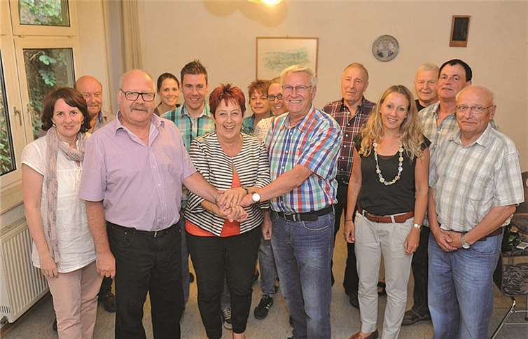 Das neue Leitungsteam mit Dieter Mombauer,Ingrid Näkel-Surges und Manfred Wolff in der Mitte der Vorstandsmitglieder des Verkehrsvereins. privat