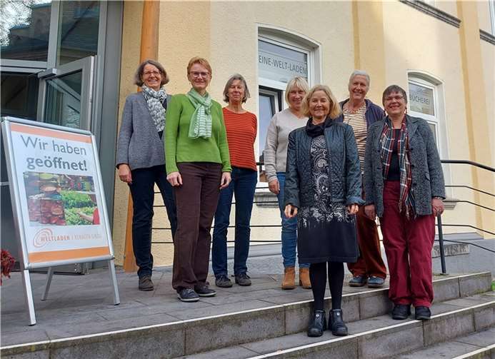 Das neue Leitungsteam vor dem Weltladen in Remagen. Foto: privat