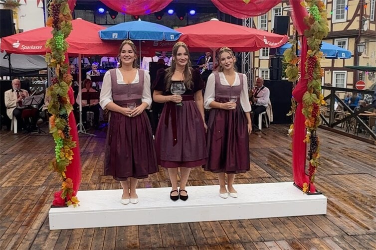 Das neue Linzer Weintrio 2026/2027: Weinkönigin Celina mit den Weinprinzessinnen Gina und Jolina nach der feierlichen Inthronisierung auf dem Linzer Marktplatz.
