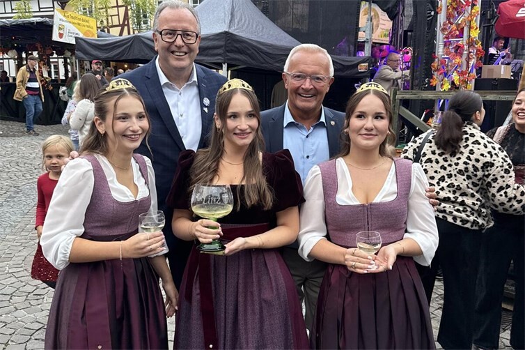 Das neue Linzer Weintrio mit Weinkönigin Celina und den Weinprinzessinnen Gina und Jolina gemeinsam mit Stadtbürgermeister Helmut Muthers und Achim Hallerbach beim Linzer Winzerfest 2026.