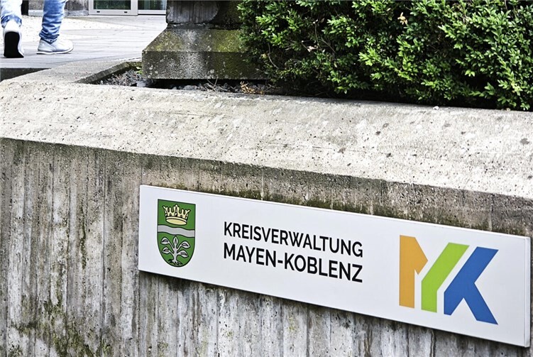 Das neue Logo des Kreises MYK wurde kürzlich am Eingang des Kreishauses angebracht.
