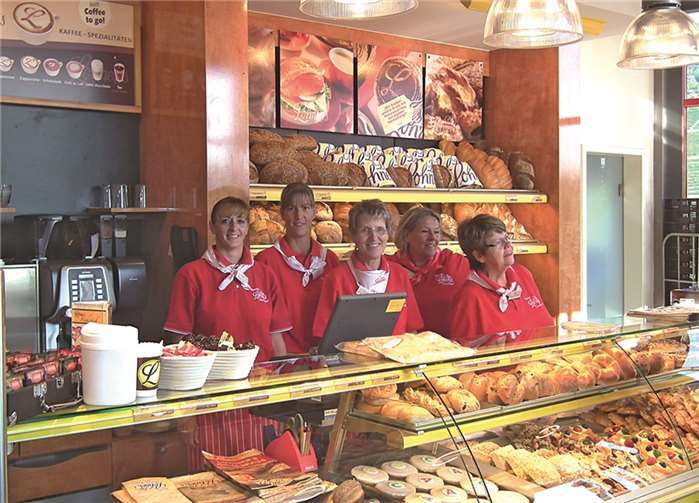 Das neue „Lohner´s-Fachgeschäft“ mit einem Teil des kompetenten Teams, welches die Besucher in modernem Ambiente begeistert.privat