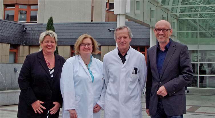 Das neue MVZ leistet einen wichtigen Beitrag für die wohnortnahe Patientenversorgung in Andernach und der Region. (Von links) Geschäftsführerin Cornelia Kaltenborn, Dr. Helga Leifeld, Prof. Dr. Armin Steinmetz und kaufmännischer Leiter Jürgen Schmidt. privat