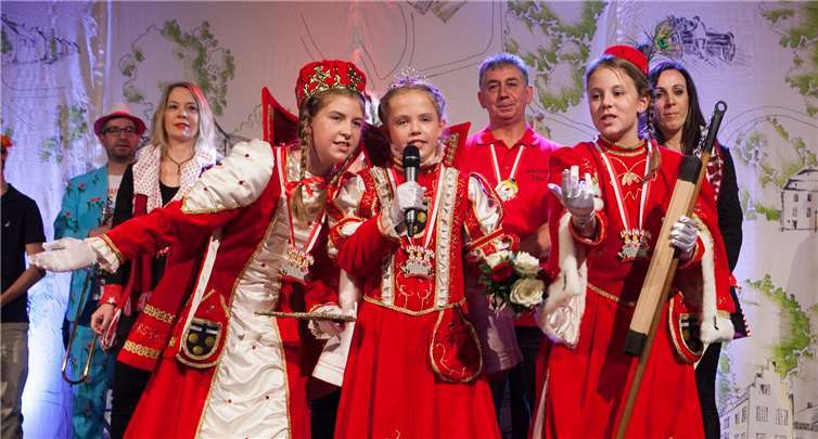 Das neue Mädchendreigestirn mit Prinzessin Eva I. (Schmitz), Bäuerin Tara (Düssel) undJungfrau Lara (Scheben) regiert jetzt die Narrenschar in Morenhoven. Fotos: JOST