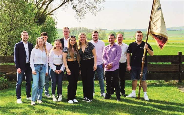 Das neue Maipaar Annika Luxem und Laura Doll (Mitte) mit einigen Mitgliedern des Thürer Junggesellenvereins und Ortsbürgermeister Lukas Ellerich (li.).  Foto: privat