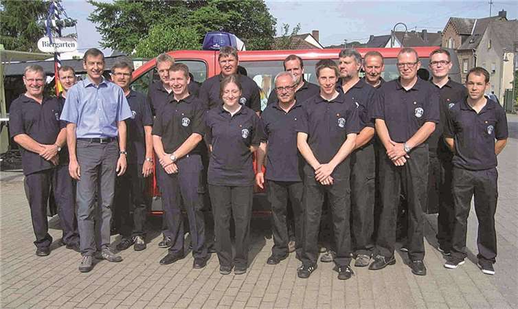 Das neue Mannschaftstransportfahrzeug der Feuerwehr Dreckenach wurde durch Pater Joy im Rahmen des Festgottesdienstes eingewiehen. privat