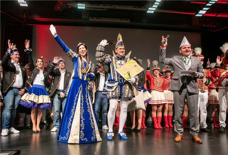 Das neue Meckenheimer Prinzenpaar mit Prinzessin Sabrina I. und Prinz Sven I. (Schnieber) wurde in der rappelvollen Jungholzhalle von Bürgermeister Holger Jung (rechts) feierlich proklamiert.  Fotos: JOST