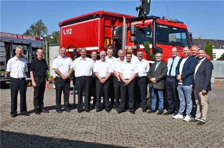 Das neue Mehrzweckfahrzeug Typ 3 für Münstermaifeld wurde eingesegnet und von Landrat Dr. Alexander Saftig (5.v.r.) an den Wehrleiter der Freiwilligen Feuerwehr Maifeld Martin Wolff (3.v.l.) übergeben.  Foto: Kreisverwaltung/W.Schäfer