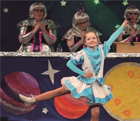 Das neue Möhnen-Mariechen Jule Lempertz eroberte die Herzen des närrischen Publikums im Sturm.