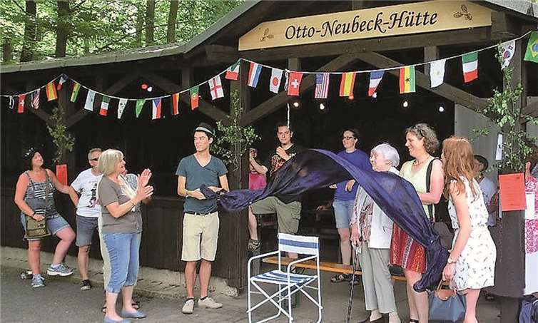 Das neue Namensschild wurde durch Karin Neubeck enthüllt. privat