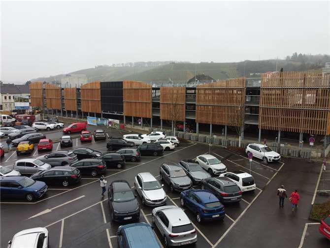 Das neue Parkhaus im Zentrum von Bad Neuenahr soll im März in Betrieb genommen werden.  Foto: GS