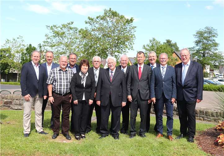 Das neue Präsidium des Fußballverbandes Rheinland: Udo Blaeser (Vizepräsident für Qualifizierung, Vereinsberatung und Schule & Fußball), FVR-Geschäftsführer Armin Bertsch, Karlheinz Doerschel (Präsidiumsmitglied für Angelegenheiten der Fußballkreise), Gregor Eibes (Vizepräsident für Fußballentwicklung und Talentförderung), Ina Hobracht (Vors. Ausschuss für Frauen- und Mädchenfußball), Bernd Schneider (Vors. Spielausschuss), Walter Desch (Präsident), Peter Lipkowski (Vors. des Verbandsjugendausschusses), Norbert Weise (Rechtswart), Dieter Kerschsieper (Vizepräsident für sozial- und gesellschaftspolitische Aufgaben), Erich Schneider (Vors. Schiedsrichterausschuss) und Schatzmeister Dirk Janotta (v. li.). Fotos: TH