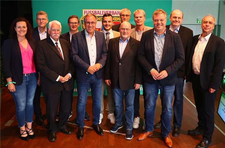 Das neue Präsidium des Fußballverbandes Rheinland setzt sich zusammen aus (von links) Michaela Breuer-Hück (Vizepräsidentin Frauen & Mädchen), Andreas Rockenbach (Vizepräsident Finanzen), Walter Desch (Ehrenpräsident), Dennis Gronau (Geschäftsführer), Gregor Eibes (Präsident), Arianit Besiri (Vizepräsident für sozial- und gesellschaftspolitische Aufgaben), Karlheinz Doerschel (Vizepräsident für Angelegenheiten der Fußballkreise), Prof. Dr. Lutz Thieme (Vizepräsident Verbands- und Vereinsentwicklung), Jörg Müller (Vizepräsident für Qualifizierung), Marco Schütz (Vizepräsident Senioren), Achim Kroth (Vizepräsident Recht) und Thomas Schmittgen (Vizepräsident Schiedsrichter). Es fehlt der terminlich verhinderte Vizepräsident Jugend, Dr. Michael Wilkes.  Foto: Fußballverband Rheinland