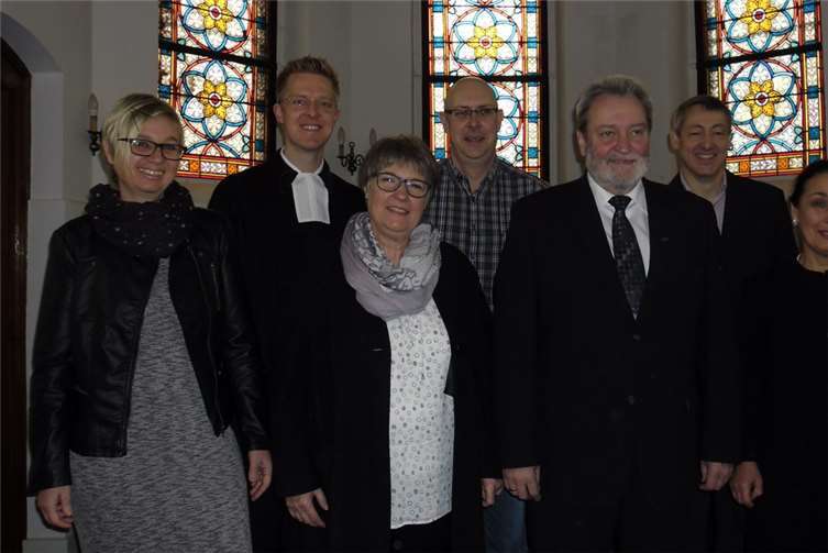 Das neue Presbyterium: (v. links) Maike Brockers, Pfarrer André Beetschen, Karin Stein, German Heuft, Jörg Wienpahl, Reiner Jeup und Manuela Richert.privat