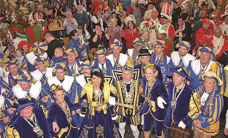 Das neue Prinzenpaar Prinz Jüpp I. und Prinzessin Anja I. präsentierte sich gerne gemeinsam mit ihrem Hofstaat und Mitglieder des „Carnevalsverein Ochtendunger Bürgerwehr“ in der Runde des närrischen Volkes in der Wernerseckhalle.