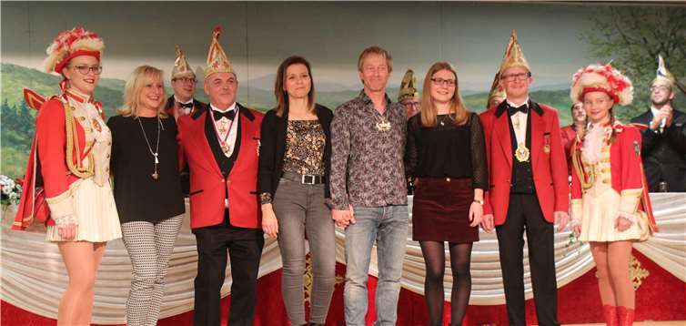 Das neue Prinzenpaar der KG Bad Breisig mit dem kompletten Hofstaat.KMI