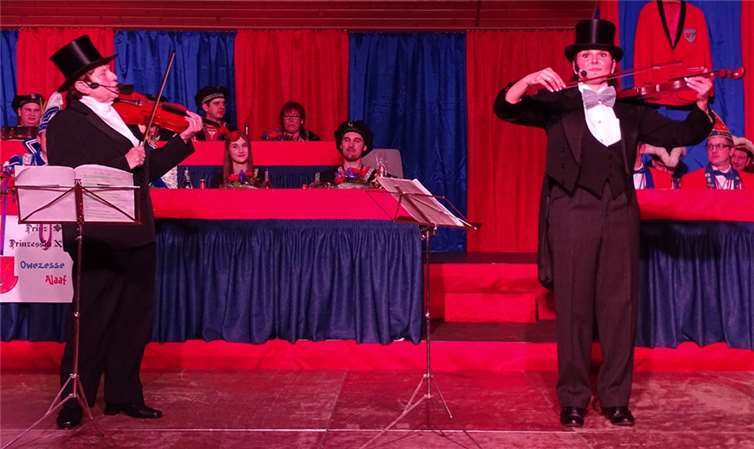 Das neue Prinzenpaar inmitten der Minifunken.rüPerfekt mit der Geige: Gisela Fülbier und Silke Doll.