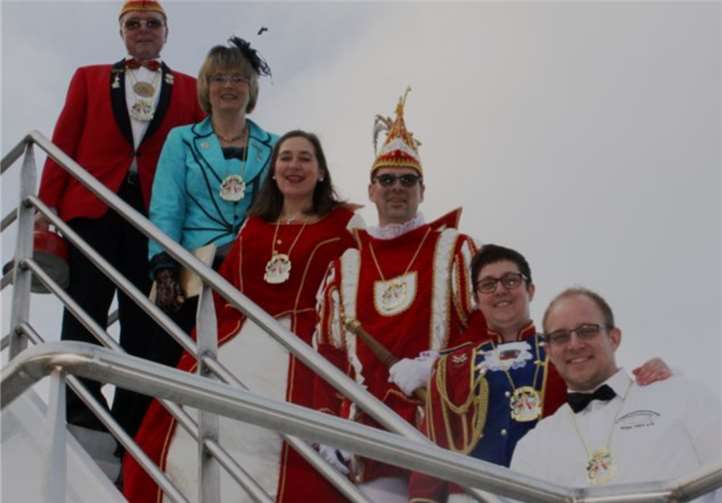 Das neue Prinzenpaar samt Hofstaat.privat