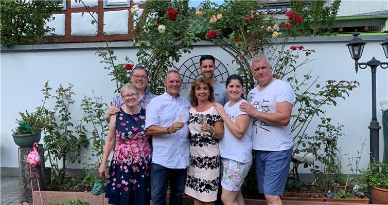 Das neue Prinzenpaar zusammen mit ihrem Hofstaat. Foto: AB