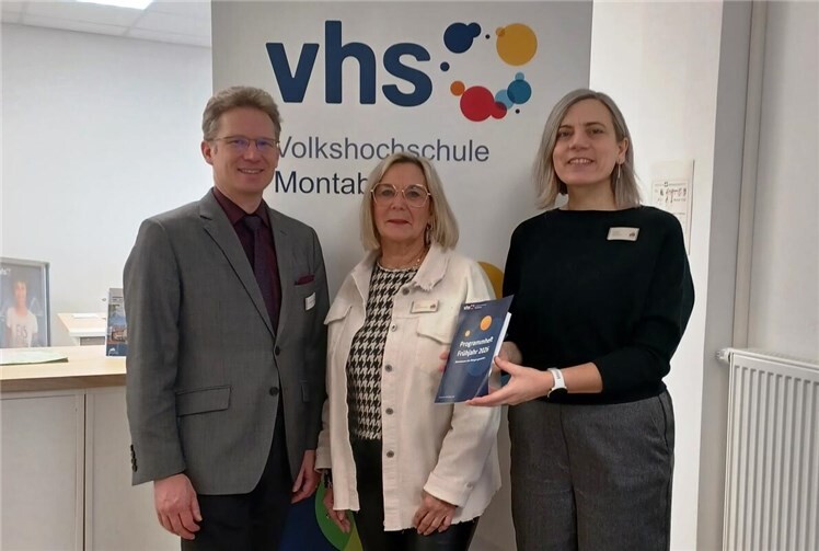 Das neue Programmheft ist da. vhs-Leiterin Caroline Alber-Woll (r.) und ihre Mitarbeiterin Andrea Diel-Nattermann überreichten das druckfrische Heft an den neuen Ersten Beigeordneten Tobias Panne. Foto: VG Montabaur / Christina Weiß