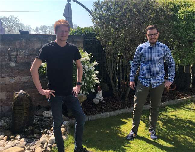 Das neue Ratsmitglied Jannik Götte (links), der von SPD-Fraktionsmitglied Dominik Pretz (rechts) herzlich in die SPD-Ratsfraktion aufgenommen wurde.