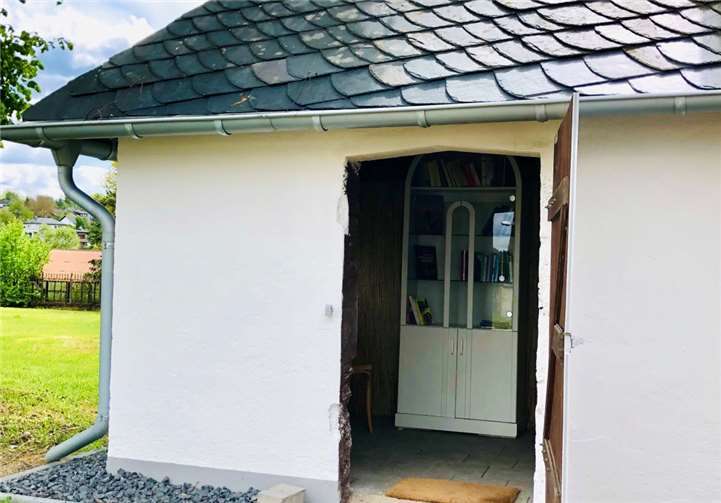 Das neue Raubacher Bücherstübchen an der evangelischen Kirche.Fotos: Sibille Müller