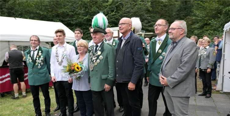 Das neue Schützenkönigspaar Manfred und Renate Füllenbach, Jungschützenkönig Philipp Gries, die Pfänderschützen, Ehrenpräses Josef Mettel und Ortsbürgermeister Jürgen Becker.