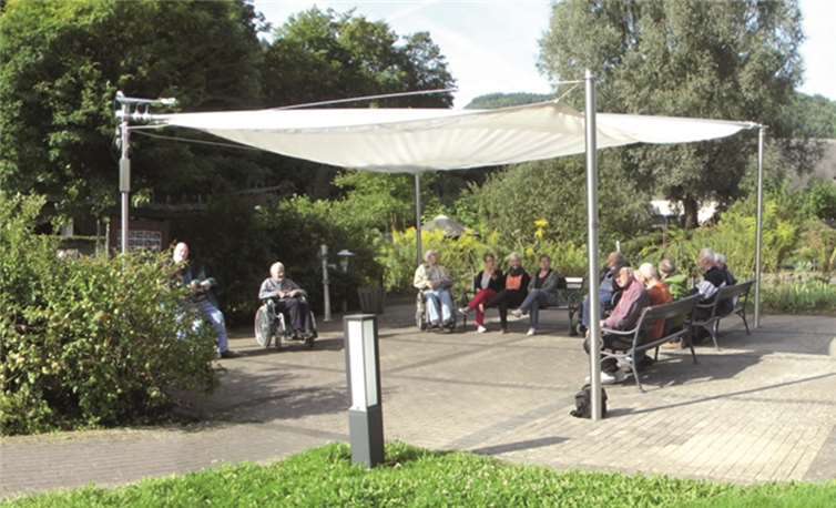 Das neue Sonnensegel Streichelzoo auf dem Gelände von Kloster Ebernach.  privat