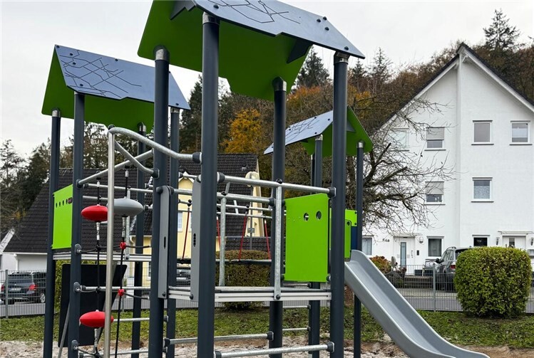 Das neue Spielgerät in Friedrichssegen bietet Kletter- und Rutschmöglichkeiten für verschiedene Altersgruppen und besteht aus langlebigen Recyclingmaterialien.Foto: Christina Brock / Stadtverwaltung Lahnstein